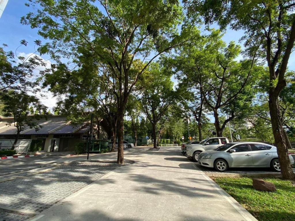 Отель Dluxx Thammasat Патхумтхани Экстерьер фото