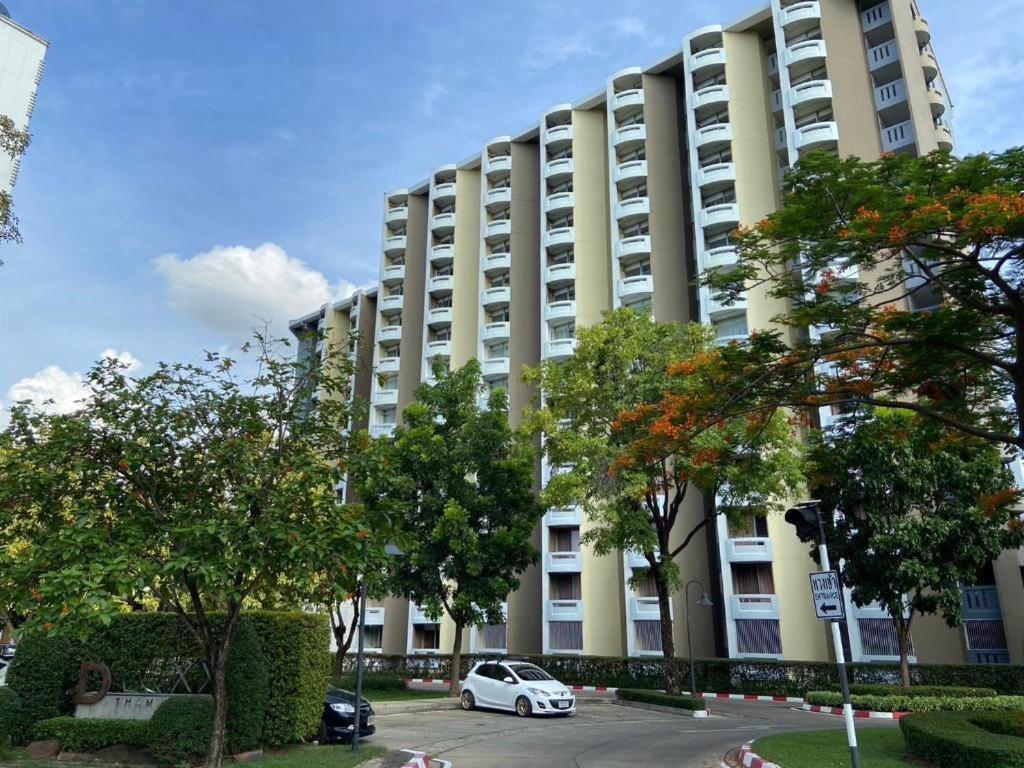 Отель Dluxx Thammasat Патхумтхани Экстерьер фото