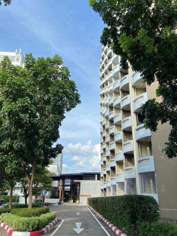 Отель Dluxx Thammasat Патхумтхани Экстерьер фото