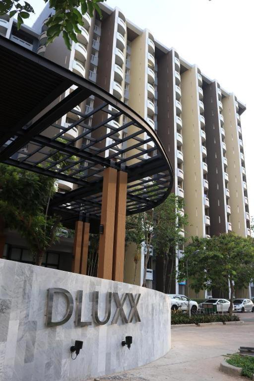 Отель Dluxx Thammasat Патхумтхани Экстерьер фото