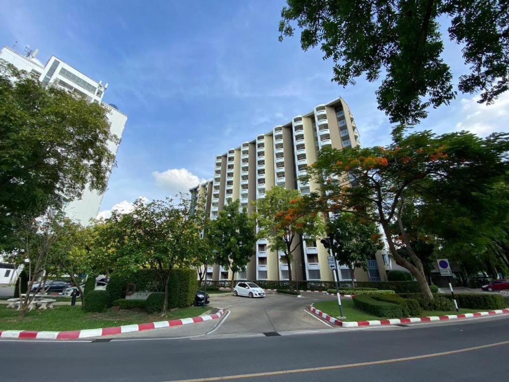 Отель Dluxx Thammasat Патхумтхани Экстерьер фото