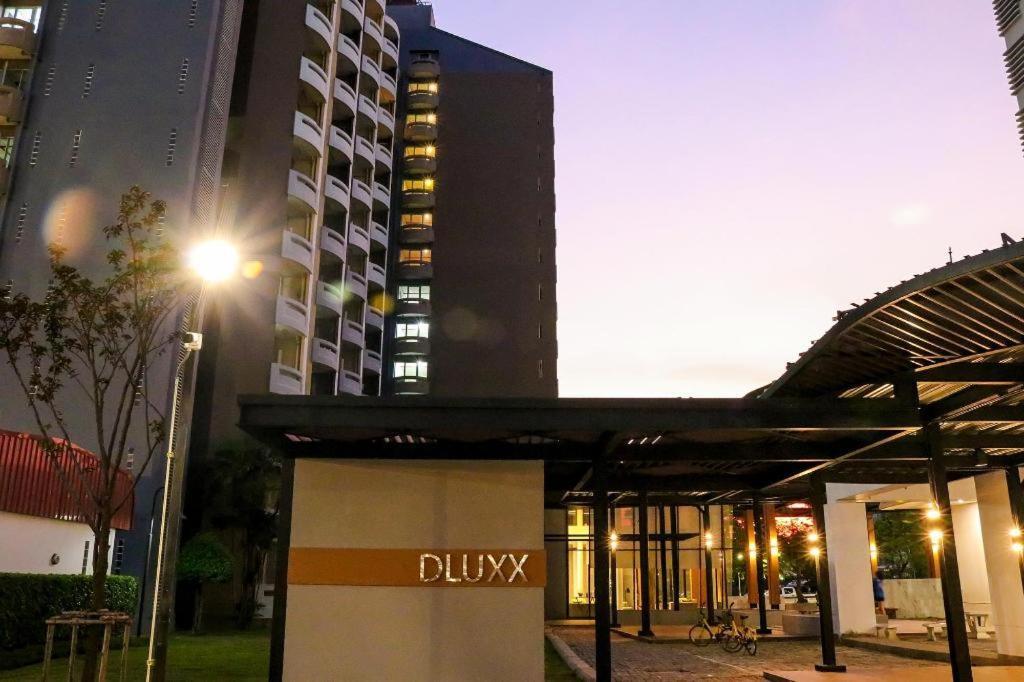 Отель Dluxx Thammasat Патхумтхани Экстерьер фото
